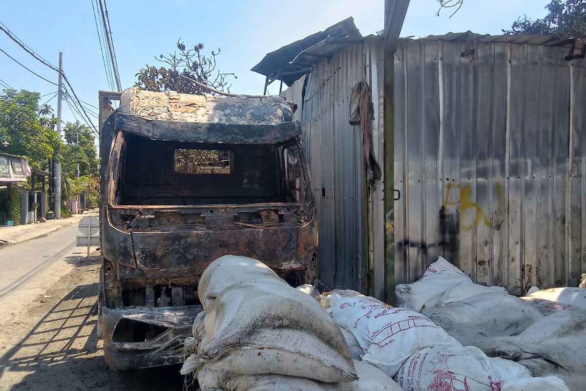 Mobil yang hangus terbakar setelah kejadian kebakaran yang terjadi di RT 10, RW 03, Dusun Plipir, Desa Sekardangan, Kecamatan Sidoarjo.