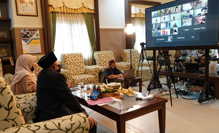 Bupati Sumenep, Dr. KH. A. Busyro Karim, M.Si saat menggelar silaturahim virtual di rumah dinas bupati, kemarin.