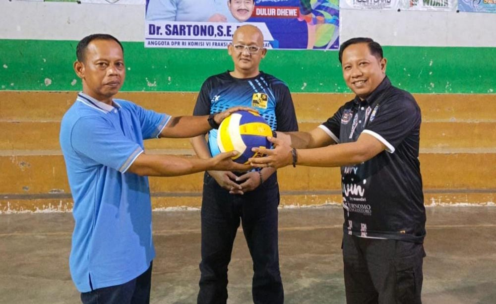 Pembukaan Turnamen Bola Voli Sartono Cup ke-7 di GOR Rajawali Ngariboyo ditandai dengan penyerahan bola dari panitia kepada wasit. Foto: ANTON/HB