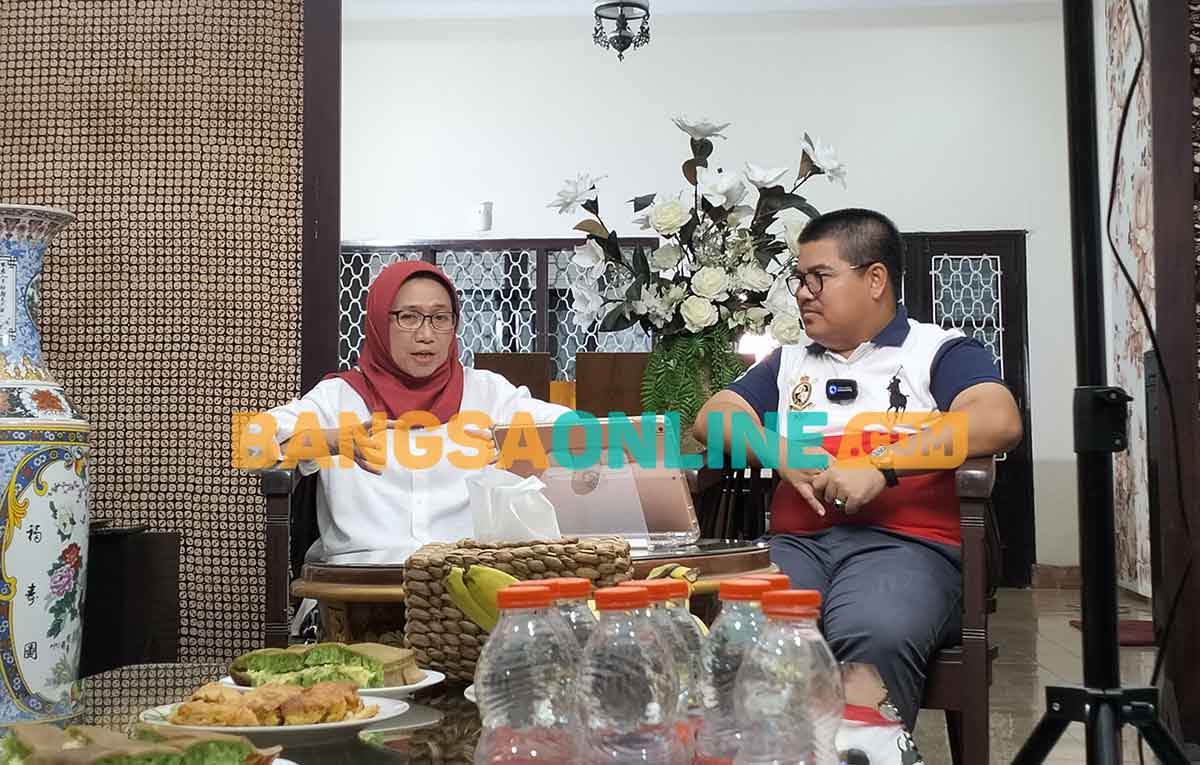 Calon Bupati Lumajang nomor urut 02, Indah Amperawati atau yang akrab disapa Bunda Indah, saat menghadiri podcast bersama Agus Setiawan. Foto: IMRON GHOZALI/BANGSAONLINE 