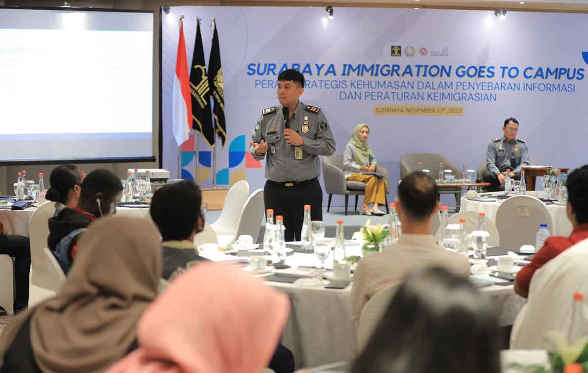 Narasumber saat memberi pemaparan di Surabaya Immigration Goes To Campus. Foto: Ist