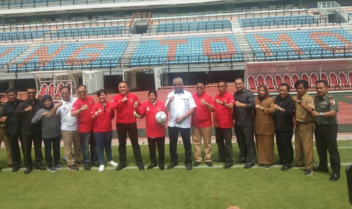 Wali Kota Risma foto bersama Ketua PSSI Mochamad Iriawan dan rombongan. foto: YUDI A/ BANGSAONLINE