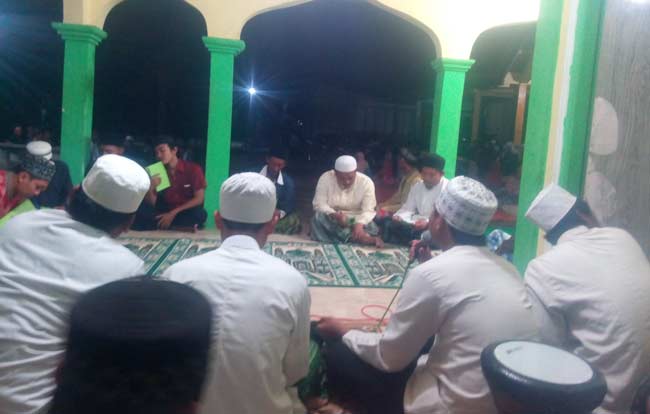 Santri KH Anwar Zahid sedang bersholawat menyambut bulan suci Ramadhan, kemarin (6/6). foto: EKY NURHADI/ BANGSAONLINE