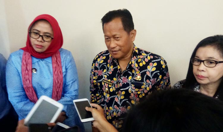 Kiri ke kanan, Kajari Kota Mojokerto Halila Rama Purnama, Wawali Achmad Rizal Zakaria, dan Kepala BPPKA Etty Novia memberikan keterangan pers. foto: YUDI EP/ BANGSAONLINE