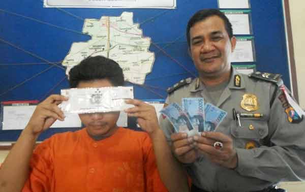 KEPEPET. Tersangka Rudi Hardianto diapit petugas dari Polsek Gedangan. (foto: catur andy/BANGSAONLINE)