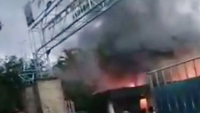 Sebuah gudang bekas pabrik PT Kertas Leces (PTKL) Kabupaten Probolinggo saat dilalap si jago merah.