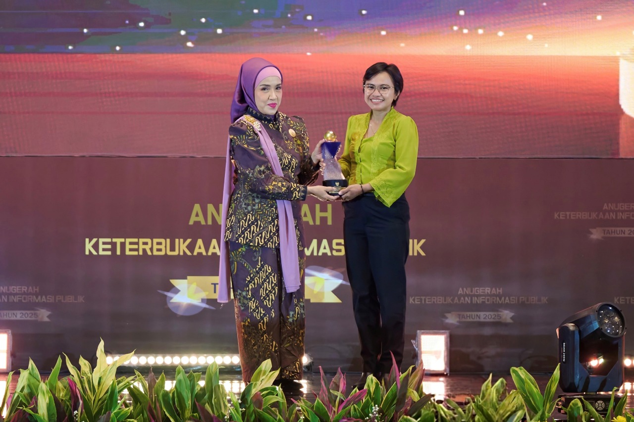 Senior Manager of External Communication SIG, Novi Maryanti (kanan) menerima trofi Predikat Informatif dari Komisioner Bidang Advokasi, Sosialisasi, dan Edukasi KIP, Samrotunnajah Ismail. foto: ist.
