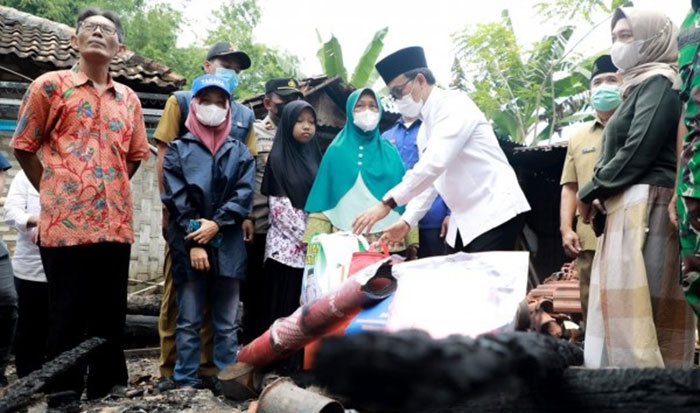 Bupati Pamekasan, Baddrut Tamam, saat mengunjungi korban kebakaran di Desa Ponteh Kecamatan Larangan.
