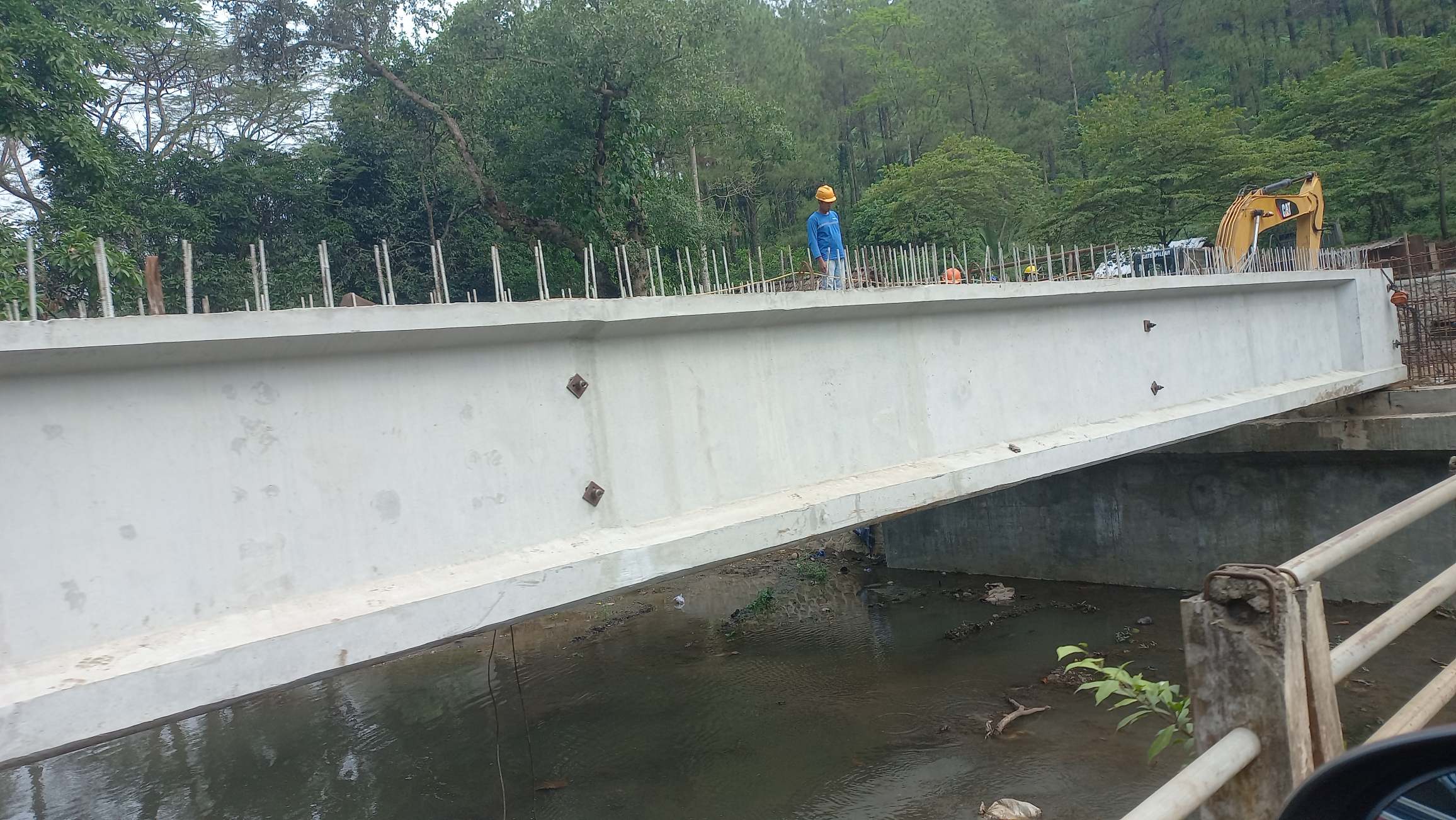 Proses pembangunan jembatan di wilayah Kecamatan Pacet