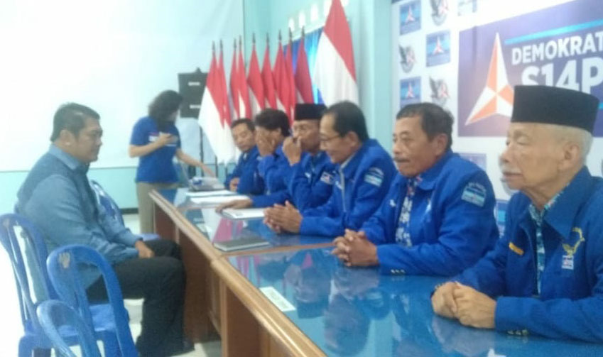 Gagarin mendatangi kantor DPC Partai Demokrat Pacitan untuk mengambil formulir pendaftaran.