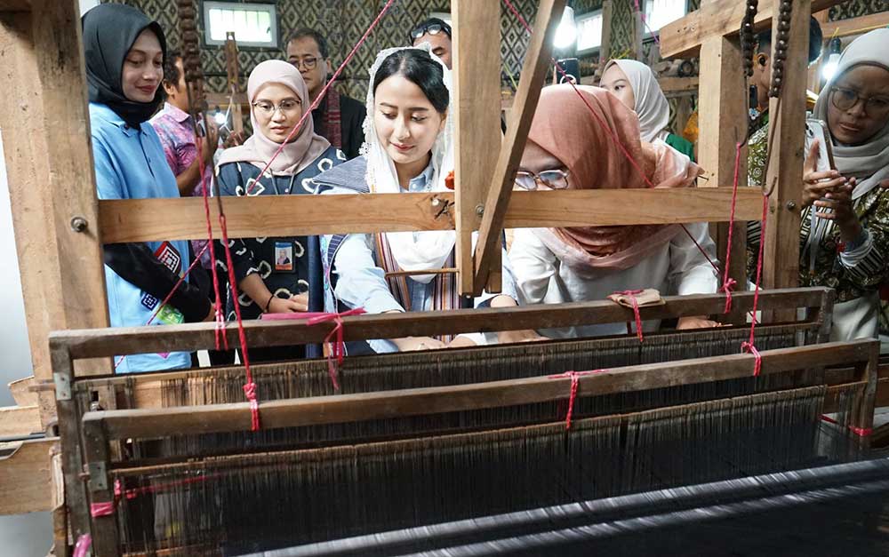 Wamendag RI, Dyah Roro Esti Widya Putri (tiga dari kiri) saat melihat proses membuat tenun ikat di Sentra Tenun Ikat Medali Mas, Kelurahan Bandar Kidul, Kecamatan Mojoroto, Kota Kediri. Foto: Ist.