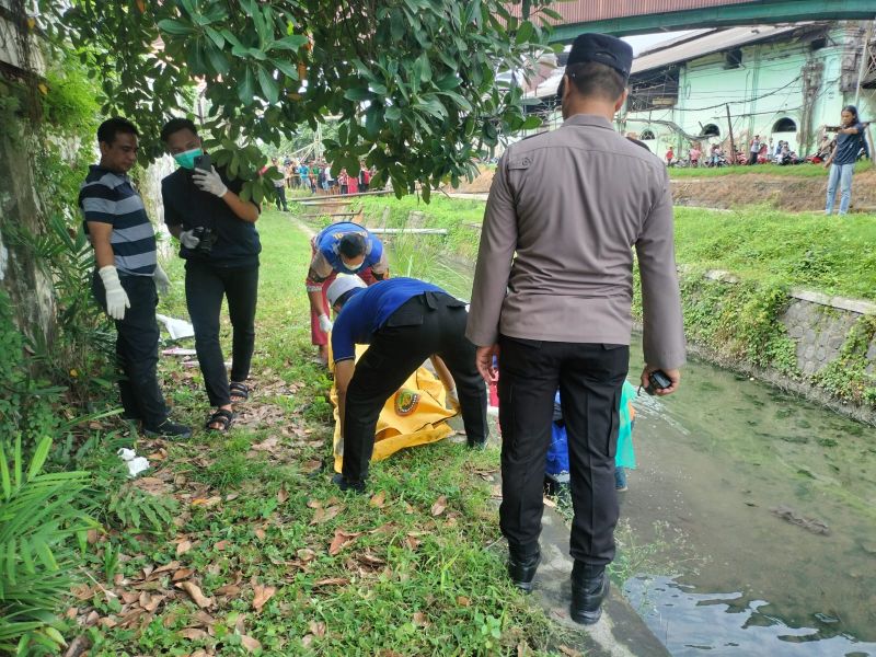 Sosok Mayat Pria Ditemukan Terapung di Sungai Sebelah PG Candi Sidoarjo