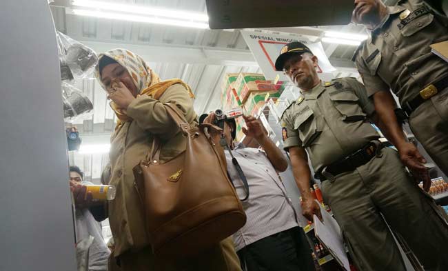 Salah seorang PNS tertangkap basah sedang berbelanja saat jam kerja. foto: rony suhartomo/ BANGSAONLINE