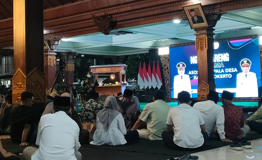 Bupati Ikfina saat sedang memberikan arahan kepara para kepala desa.