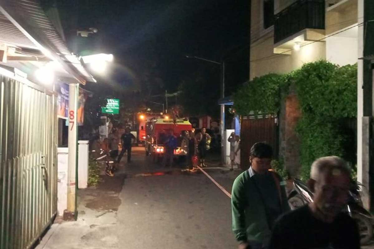 Petugas damkar memadamkan kebakaran rumah di Kelurahan Pakunden, Kecamatan Pesantren, Kota Kediri, Jawa Timur, Selasa (2/7/2024). Seorang pemilik rumah tewas dalam kebakaran yang terjadi dinihari itu. Foto: Dok Polsek Pesantren