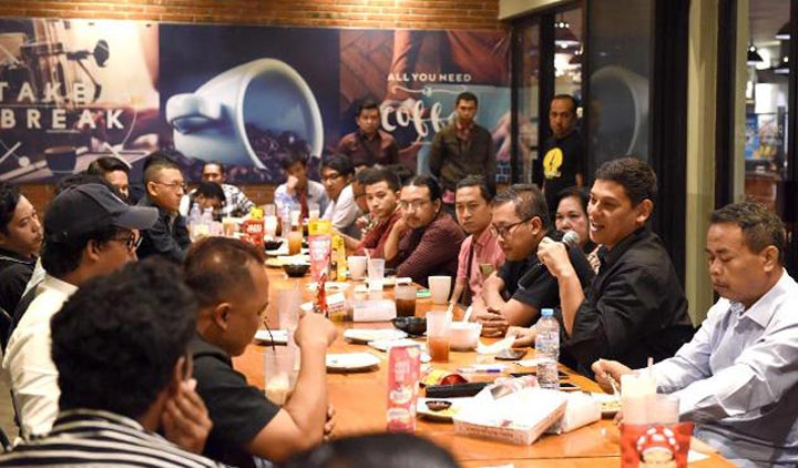 Wali Kota Kediri Abdullah Abu Bakar (pegang mik), saat berdiskusi dengan pelaku industri kreatif. (foto: ist)