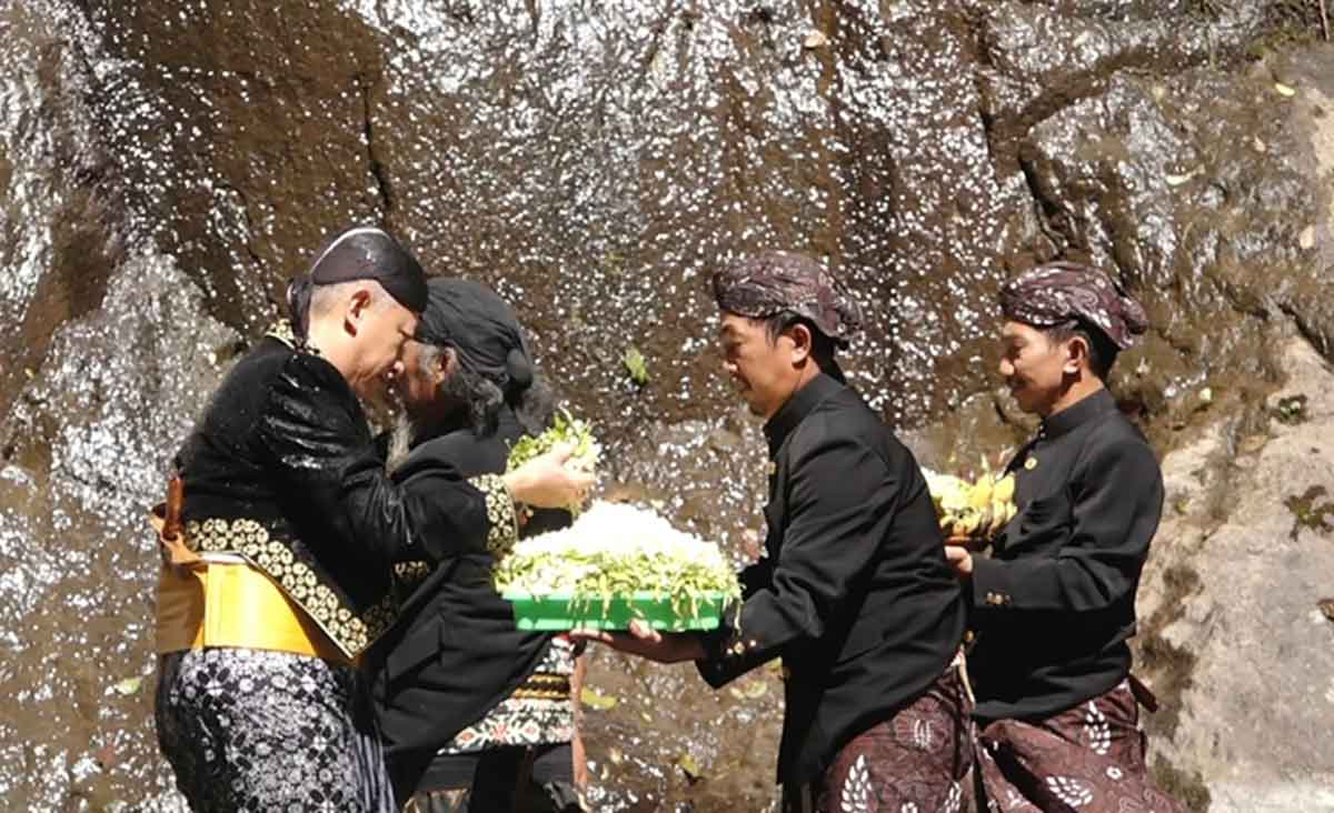 Pj Bupati Nganjuk saat akan tabur di Air Terjun Sedudo.