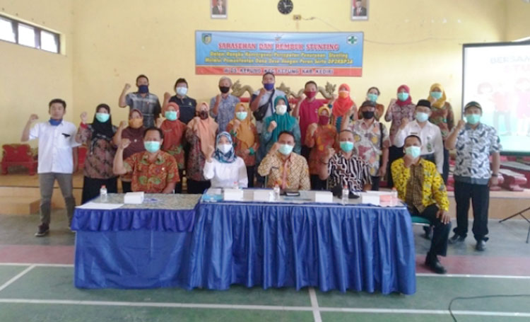 Peserta Rembuk Stunting berfoto bersama seusai acara. (foto: Kominfo)