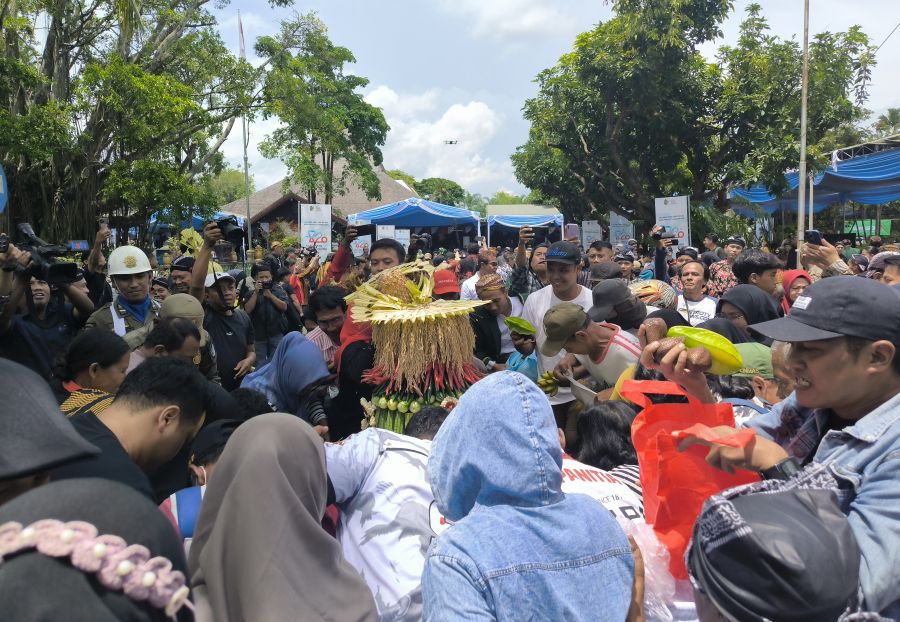 Warga saat berebut tumpeng Bersih Nagari dalam rangka Hari Jadi ke-820 Kabupaten Tulungagung
