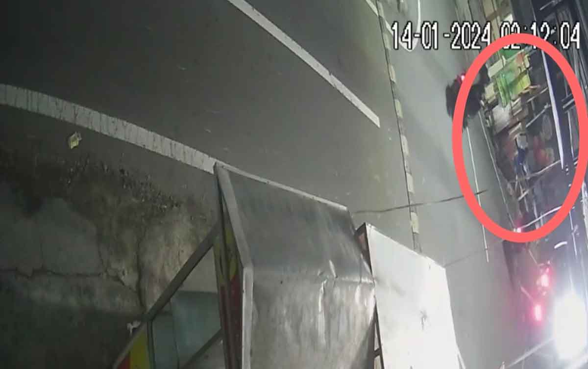 Rekaman CCTV perusahan baliho caleg DPRD Kota Blitar.