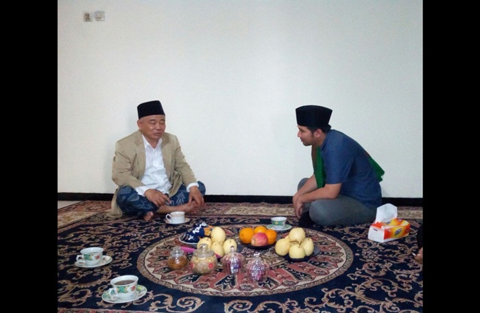 Emil Dardak saat sowan di Ndalem Kiai Asep. Tampak sorban hijau misterius itu diselempangkan di bahu kanannya. Foto: YUDI ARIANTO/BANGSAONLINE