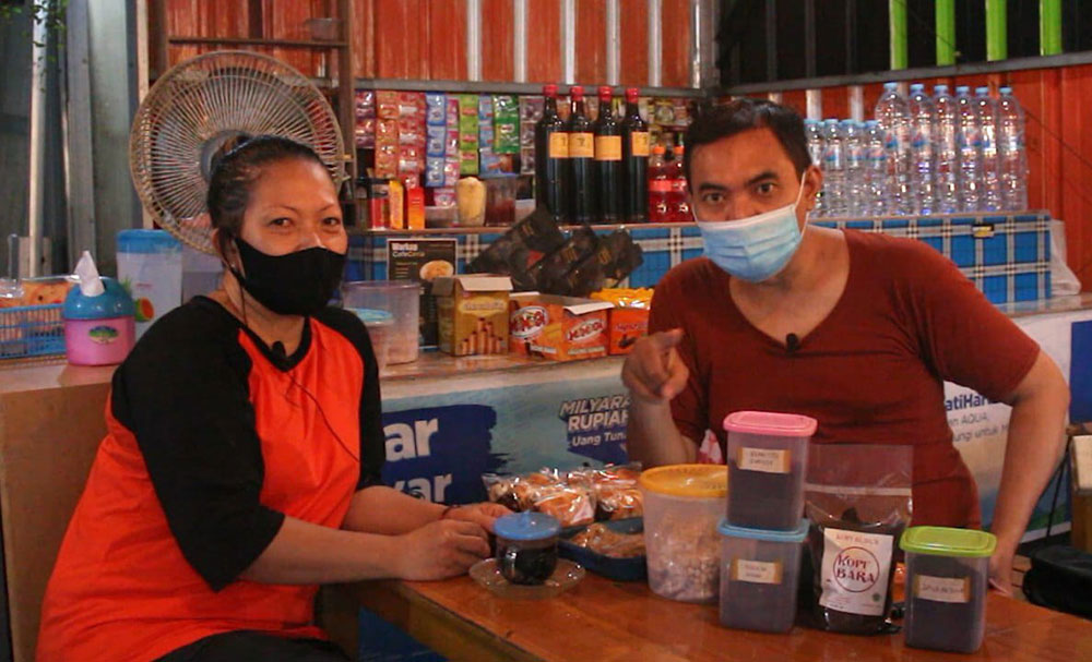 Nanik dan Sigit, pengusaha Warkop Cantik asal Mojokerto juga mengakui kenikmatan Kopi Bara. Saat Kopi Bara mengunjungi Warkop Cantik di kawasan Trawas. 
