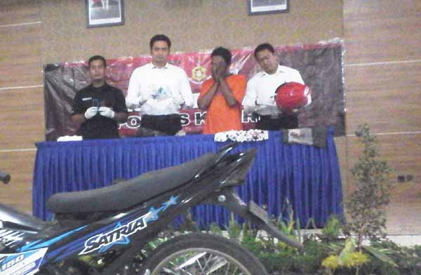Tersangka bersama barang bukti sepeda motor yang digunakan menjambret saat diamankan di Mapolres Kediri. (foto: dendi martoni/BANGSAONLINE)