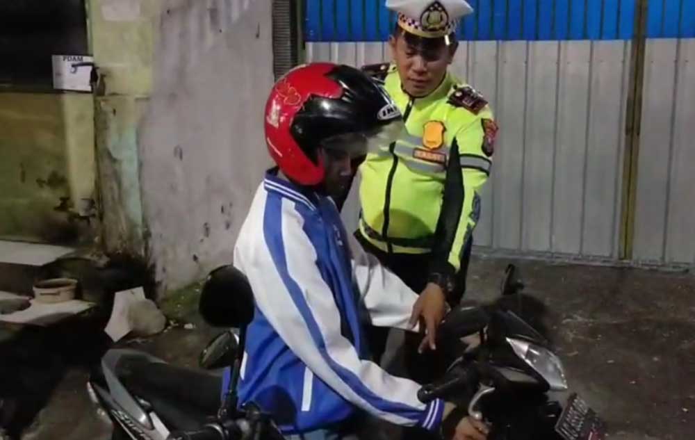 Petugas Satlantas Polres Blitar Kota saat melakukan razia di salah satu jalan protokol.