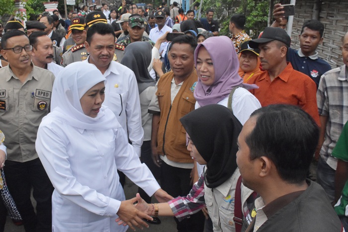 Gubernur Khofifah didampingi Plt. Bupati Pungkasiadi dalam giat kunjungan di Dawarblandong.
