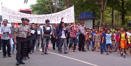Puluhan aktivis Sampang saat melakukan aksi demo menolak kenaikan BBM. (Bahri/BANGSAONLINE)