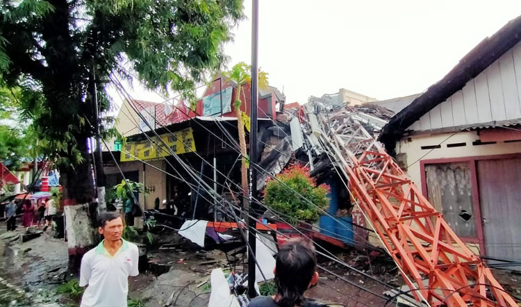 Tower yang roboh akibat diterjang angin kencang.