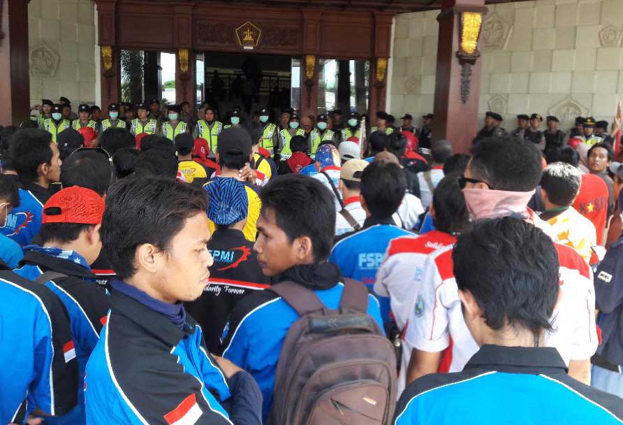 Demo buruh di Kantor Pemkab Gresik, beberapa waktu lalu. foto: SYUHUD/ BANGSAONLINE