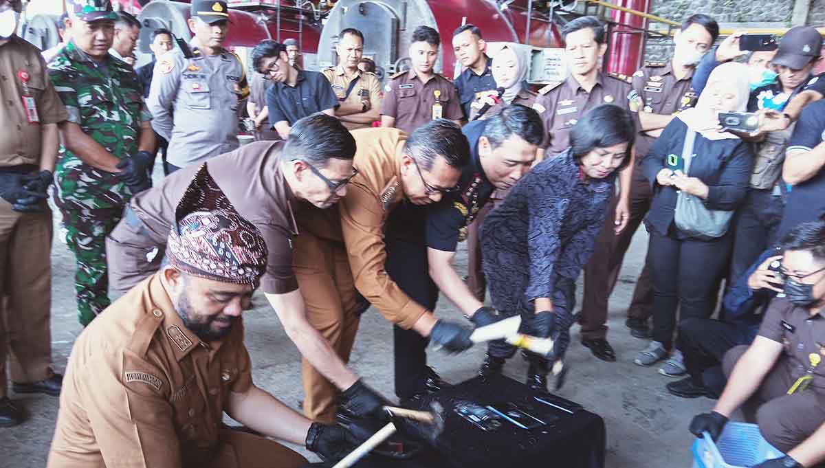Pemusnahan barang bukti 127 perkara pidana yang dilakukan Kejari Kota Batu.