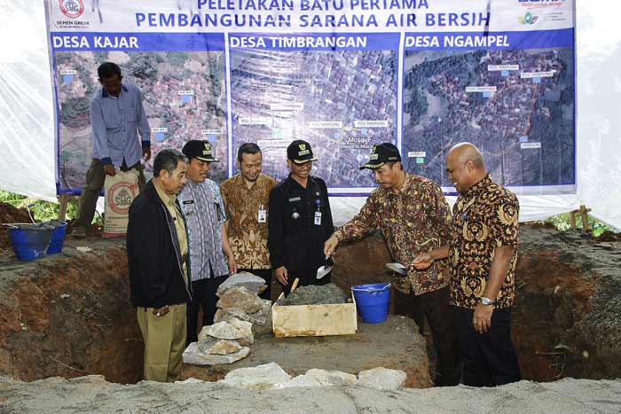 Bupati Rembang Abdul Hafidz (pakai topi) dan Dirut Semen Gresik M Saifudin letakkan batu pertama pembangunan sarana air bersih.