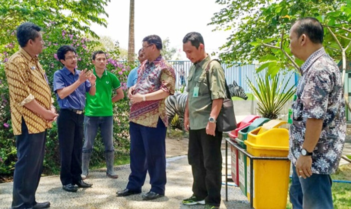 Direktur MUS (paling kiri) Kabid KSDA Wilayah Madiun saat berbincang dengan Direktur KHE saat kunjungan di MUS.