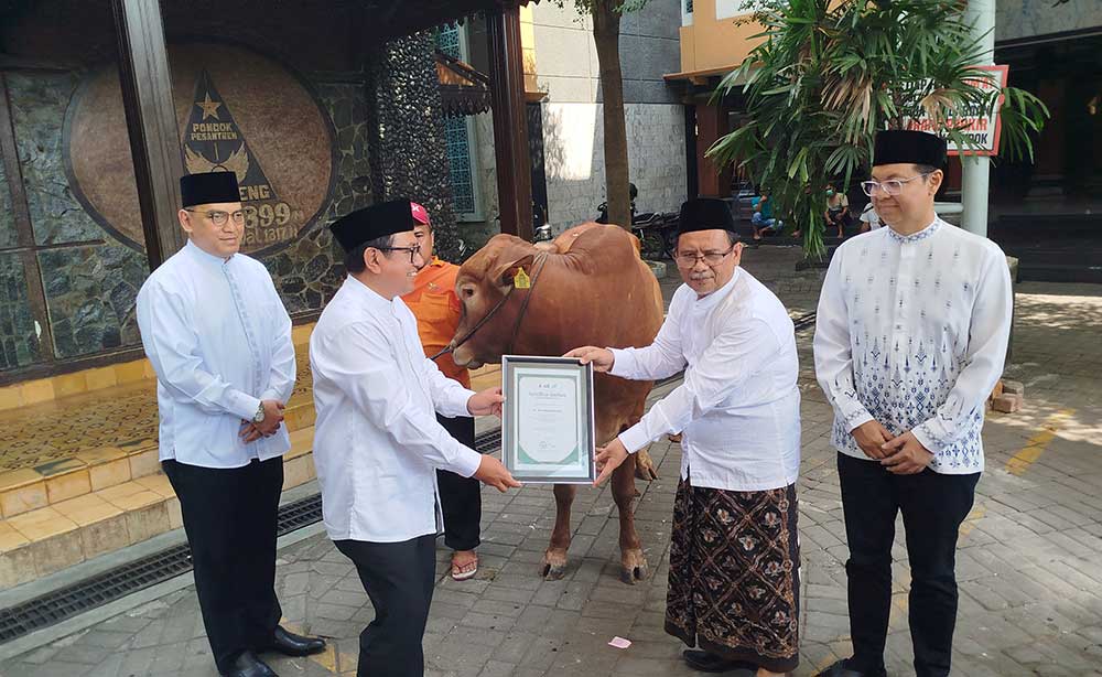 Dirut PG Dwi Satriyo Annurogo (dua dari kiri) didampingi Komisaris PG Iqbal Billy Wahid (Gus Billy) (paling kiri) dan DKU PG Robby Setiabudi Madjid (paling kanan) saat penyerahan hewan kurban di Pondok Pesantren Tebuireng Jombang, Rabu (12/6/2024).