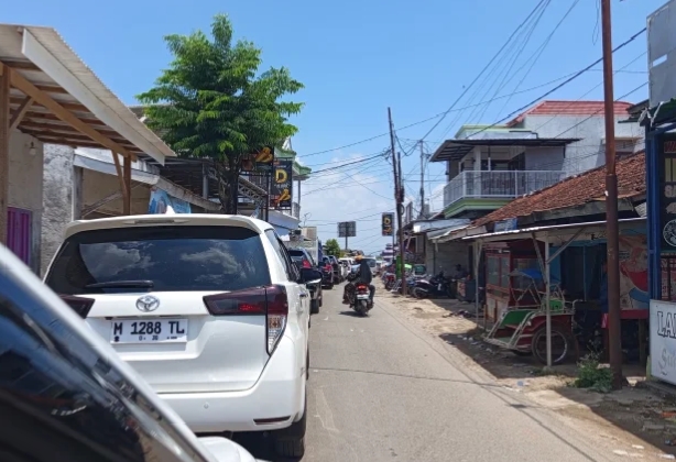Antrean kendaraan yang hendak menyeberang ke Talango