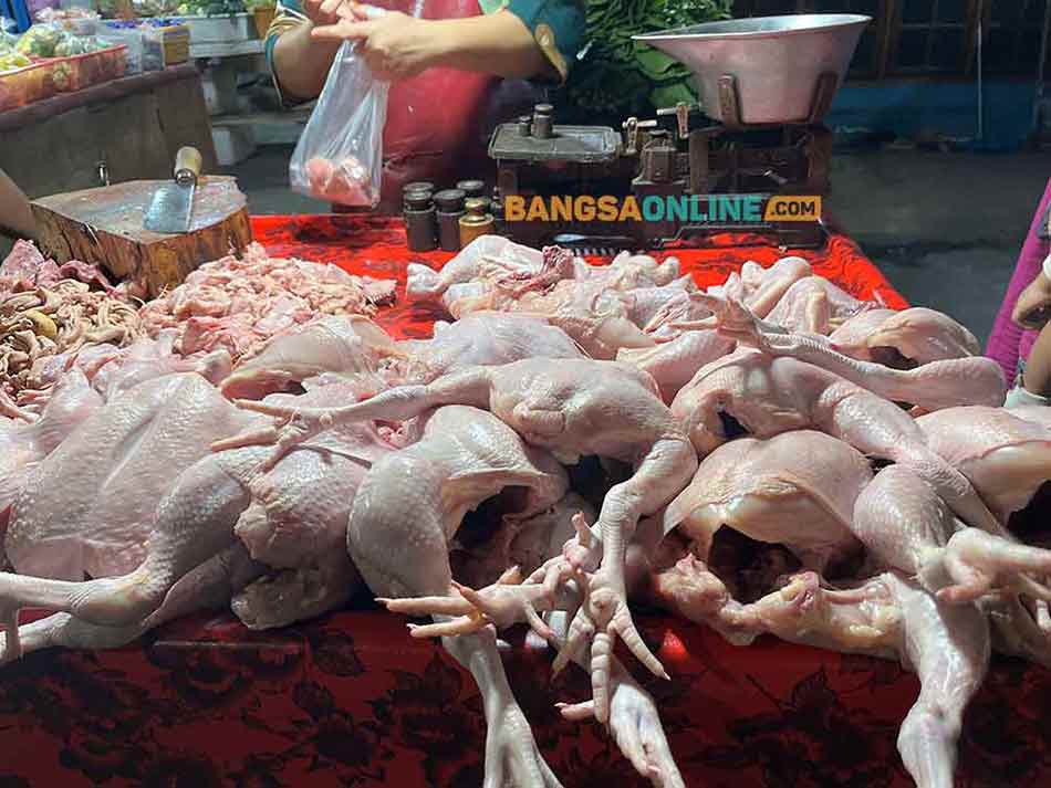 Daging ayam kampung menjadi salah satu komoditas yang mengalami lonjakan drastis hari ini. Foto: Sulthon/Bangsaonline.
