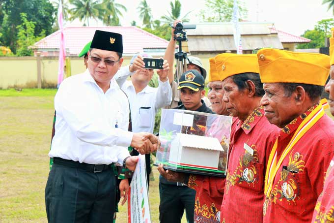 Plt. Direktur Utama Semen Indonesia Darmawan Junaidi secara simbolis menyerahkan bantuan bedah rumah kepada veteran.