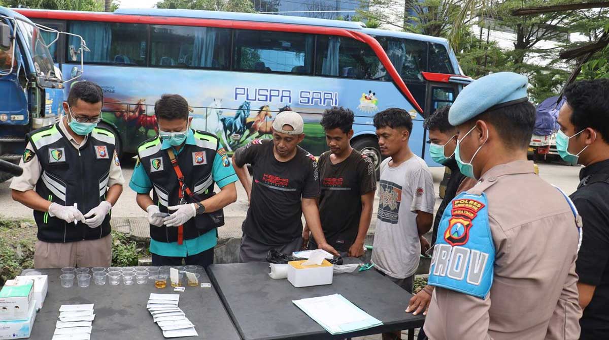 Tes urine yang dilakukan petugas dari Polres Tanjungperak.