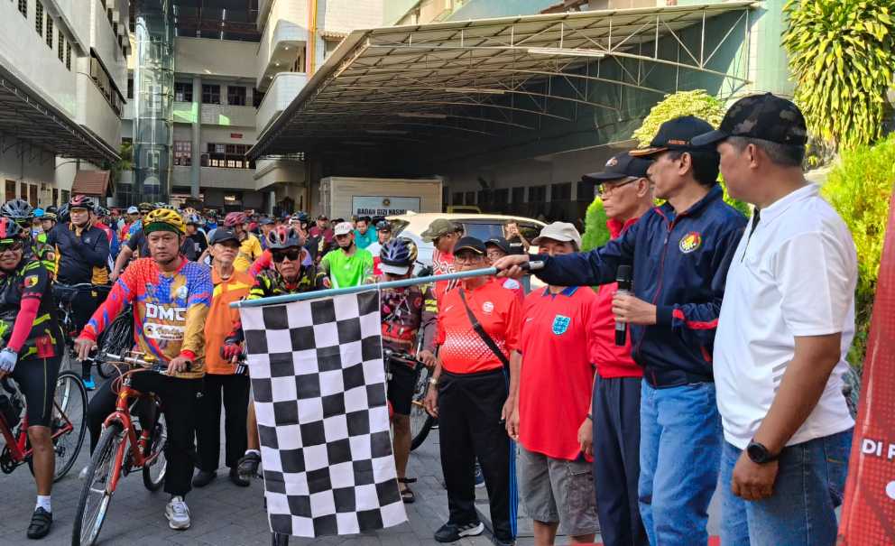 andung Sulaksono, Asisten 1 saat memberangkatkan peserta sepeda santai didampingi oleh Ketua Ponpes Wali Barokah KH. Sunarto (kanan) dan Ketua DPD LDII Kota Kediri Agung Riyanto. Foto: Muji Harjita/BANGSAONLINE