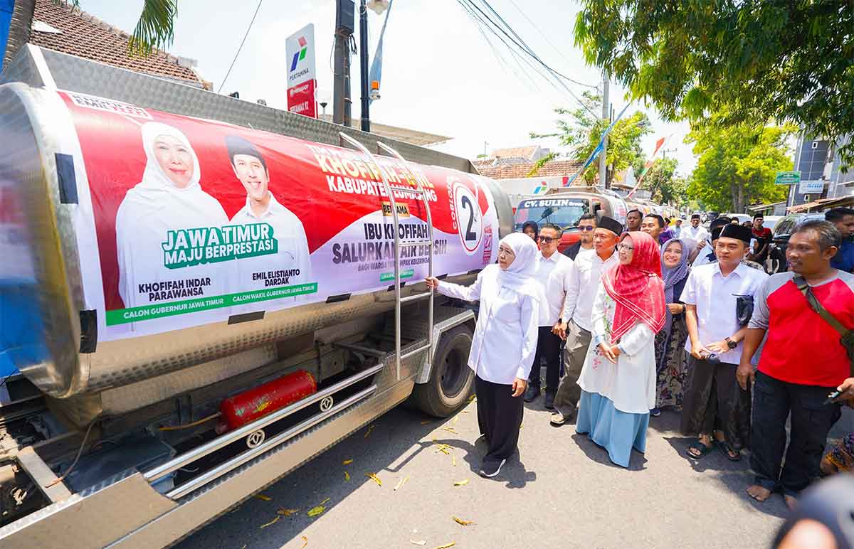 Khofifah saat meninjau bantuan berupa air bersih untuk warga terdampak kekeringan di Lumajang.