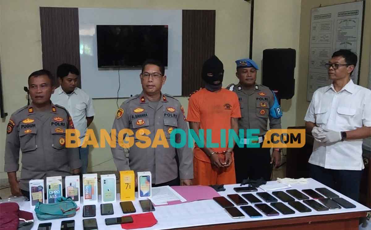 Kapolsek Kediri Kota, Kompol Ridwan Sahara, saat menggelar konferensi pers dengan menunjukkan tersangka dan barang bukti. Foto: MUJI HARJITA/BANGSAONLINE