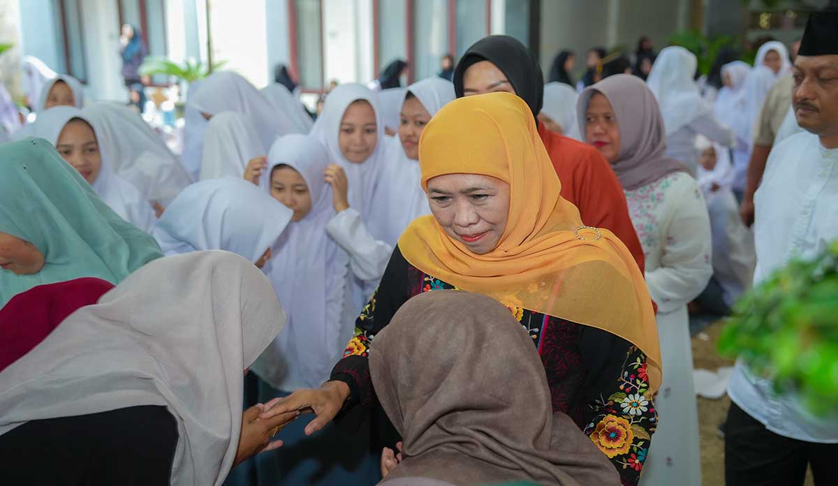 Gubernur Khofifah saat menghadiri Haflatul Imtihan Ponpes Putri Nurul Cholil Bangkalan.