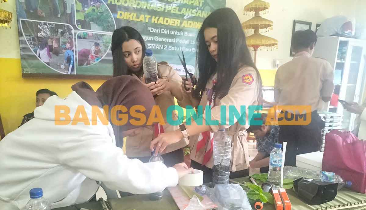Pelajar dari SMAN 2 Batu saat mengikuti Diklat Kader Adiwiyata. Foto: AGUS SALIMULLAH/BANGSAONLINE