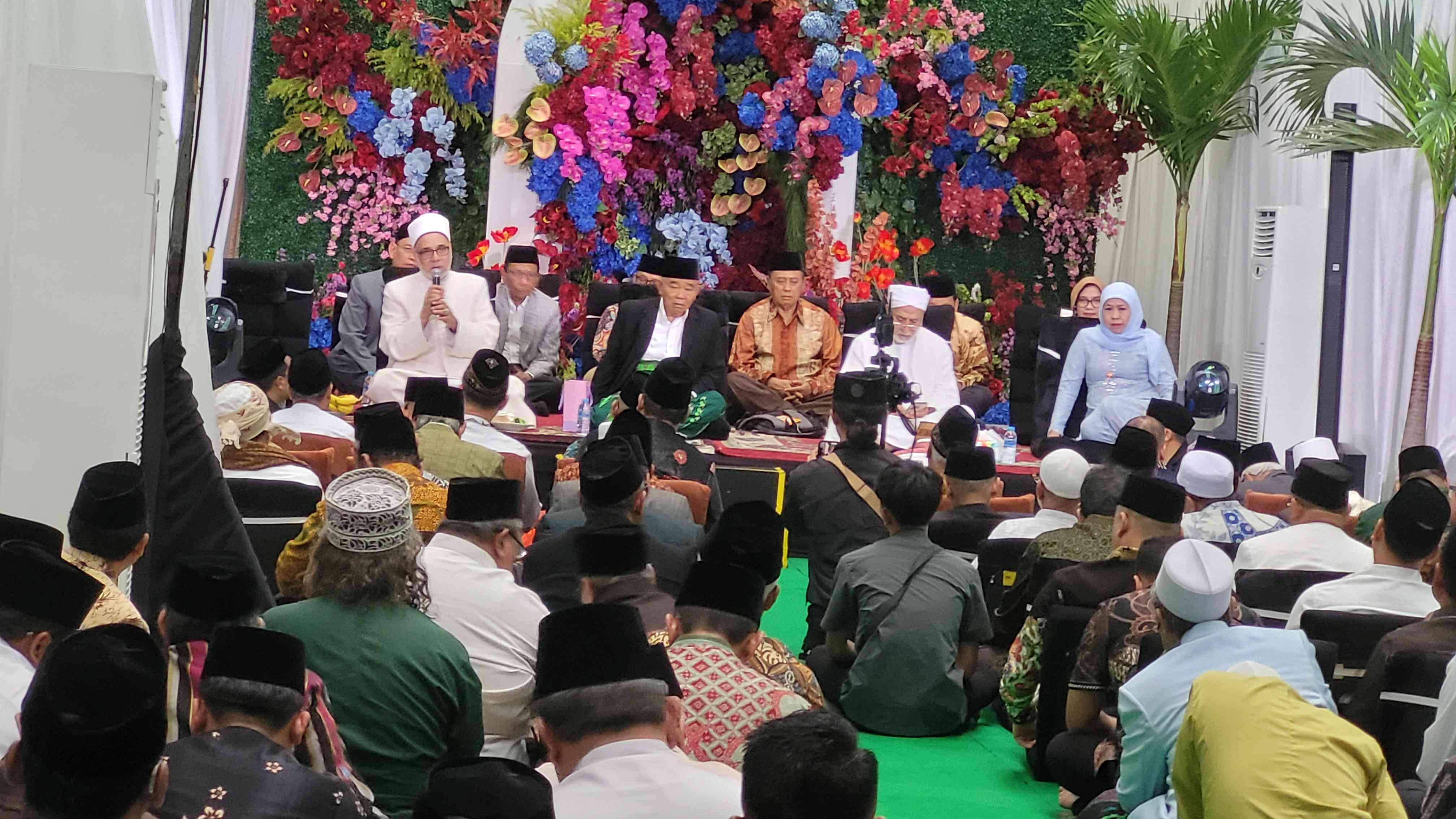 Tampak undangan khusus atau VVIP para tokoh, pejabat tinggi, kiai, pimpinan perguruan tinggi, dan para syaikh dari Al Azhar Mesir dalam acara respsi pernikahan Ning Riyah, putri Prof Dr KH Asep Saifuddin Chalim di halaman Pondok Pesantren Amanatul Ummah Surabaya, Ahad (26/1/2025). Foto: mma/bangsaonline
