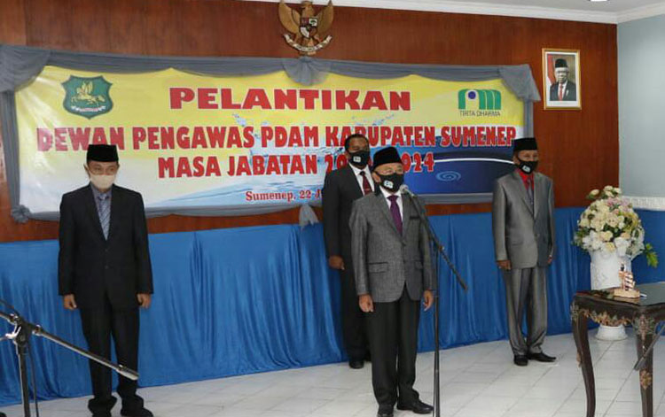 Bupati Sumenep, Abuya Busyro Kariem saat melantik Dewan Pengawas PDAM Sumenep.