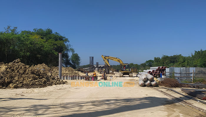 Suasana pengerjaan mega proyek jalan lingkar selatan di Sampang. Foto: MUTAMMIM/BANGSAONLINE