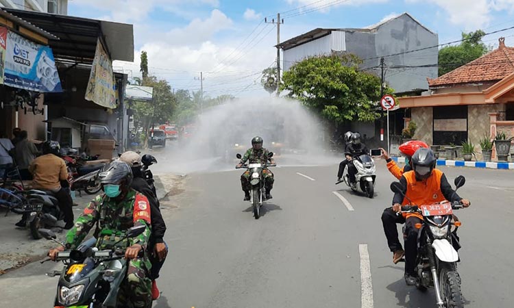 Penyemprotan disinfektan dengan water cannon dilakukan oleh Polres Pamekasan bersama jajaran polsek wilayah.