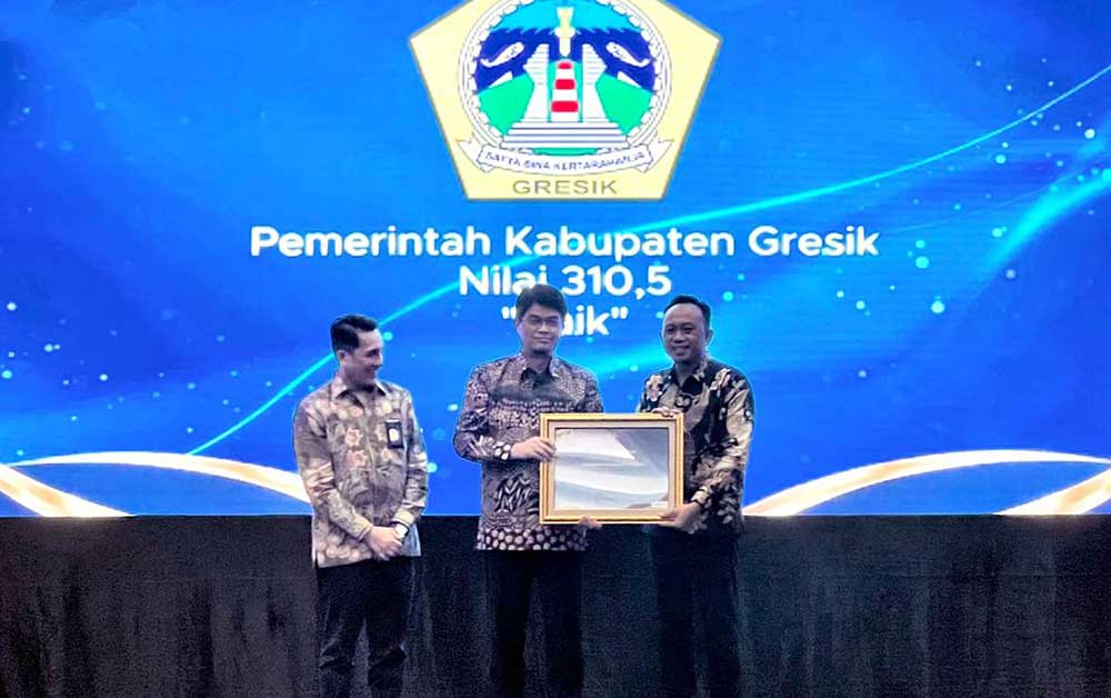 Kepala BKPSDM Gresik, Agung Endro D.S. Utomo (kanan), menerima penghargaan dari Plt. Kepala BKN Republik Indonesia, Haryomo Dwi Putranto. Foto: Ist.